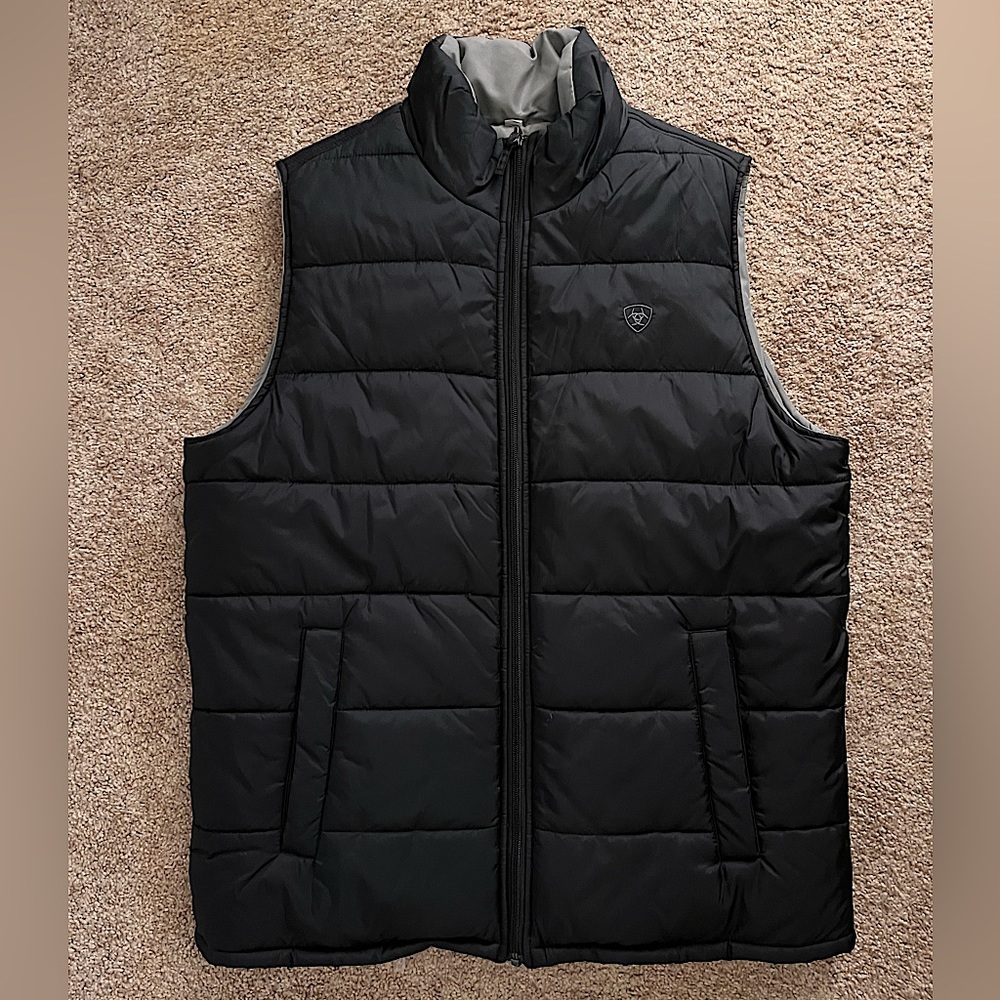 Ariat Mens Medium Puffer Vest-Reversible (Black/Gray). New without tags.